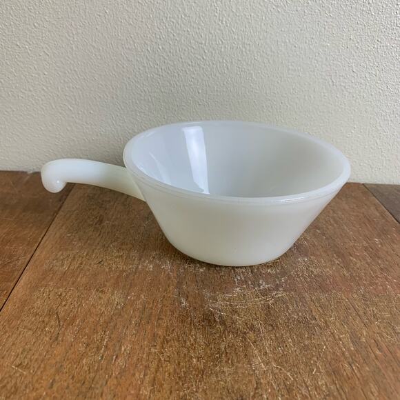 Vintage Fire King Anchor Hocking White Milk Glass Soup‎ Bowl With Handle - Picture 1 of 7